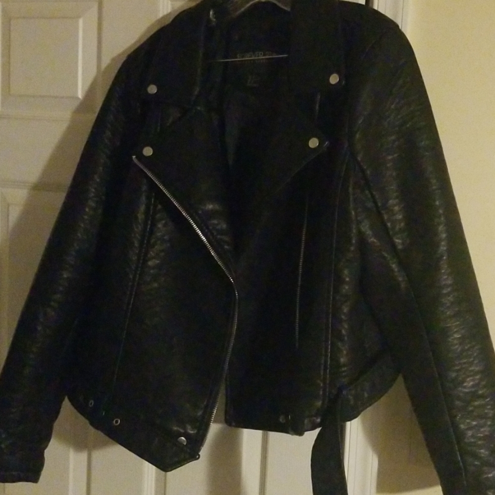 LIKE NEW Black moto leather jacket with belt